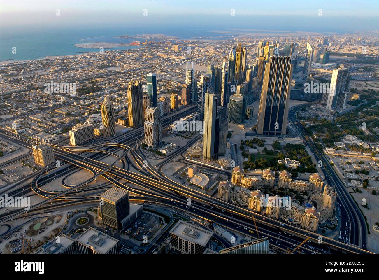 Skyline di Dubai, Sheikh Zahed Road depuis le Burj Kalifa Foto Stock