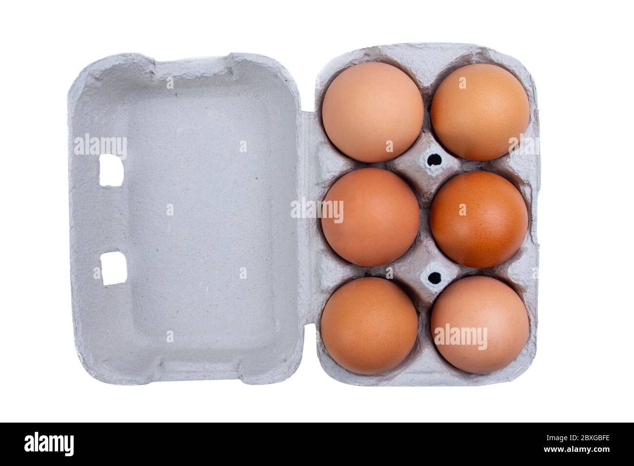 Confezione di scatola isolata di uova su bianco con coperchio e sei uova marroni. Foto Stock