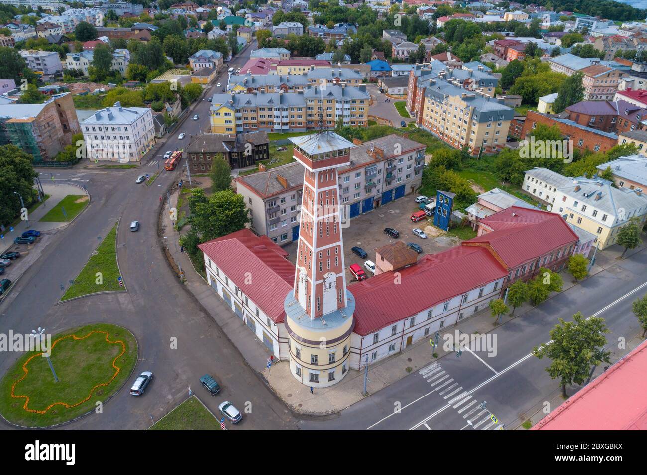 Vista della vecchia torre del fuoco della città di Rybinsk in un giorno di luglio (fotografia aerea). Regione di Yaroslavl, Russia Foto Stock