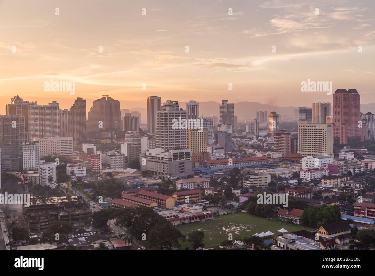 KUALA LUMPUR, MALESIA - 7 APRILE 2017: Parte dello skyline di Kuala Lumpur al tramonto con edifici piccoli e grandi, Foto Stock