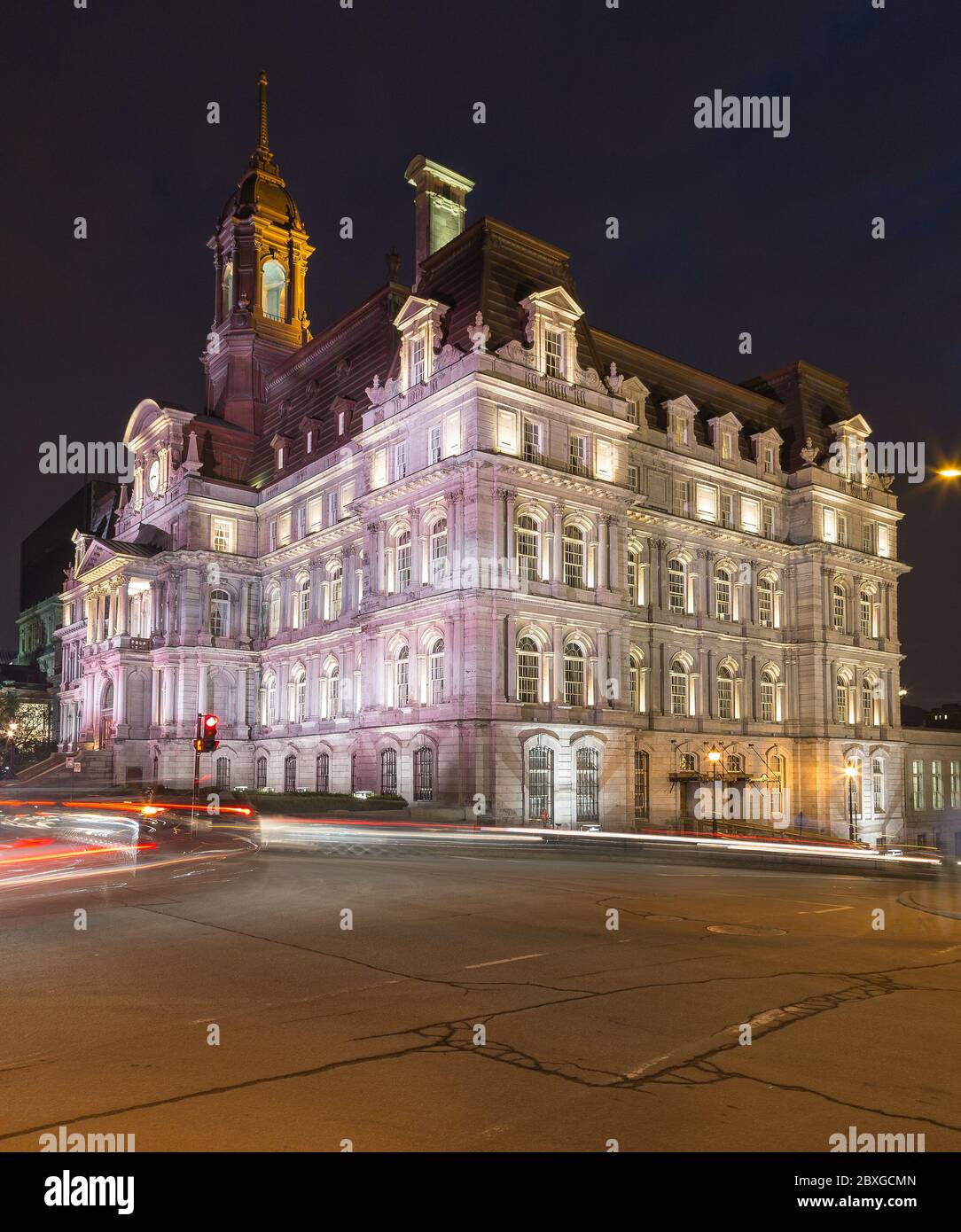 Una vista del Municipio di Montreal (Hôtel de Ville de Montréal) di notte. La sfocatura del traffico può essere vista. C'è spazio per il testo. Foto Stock