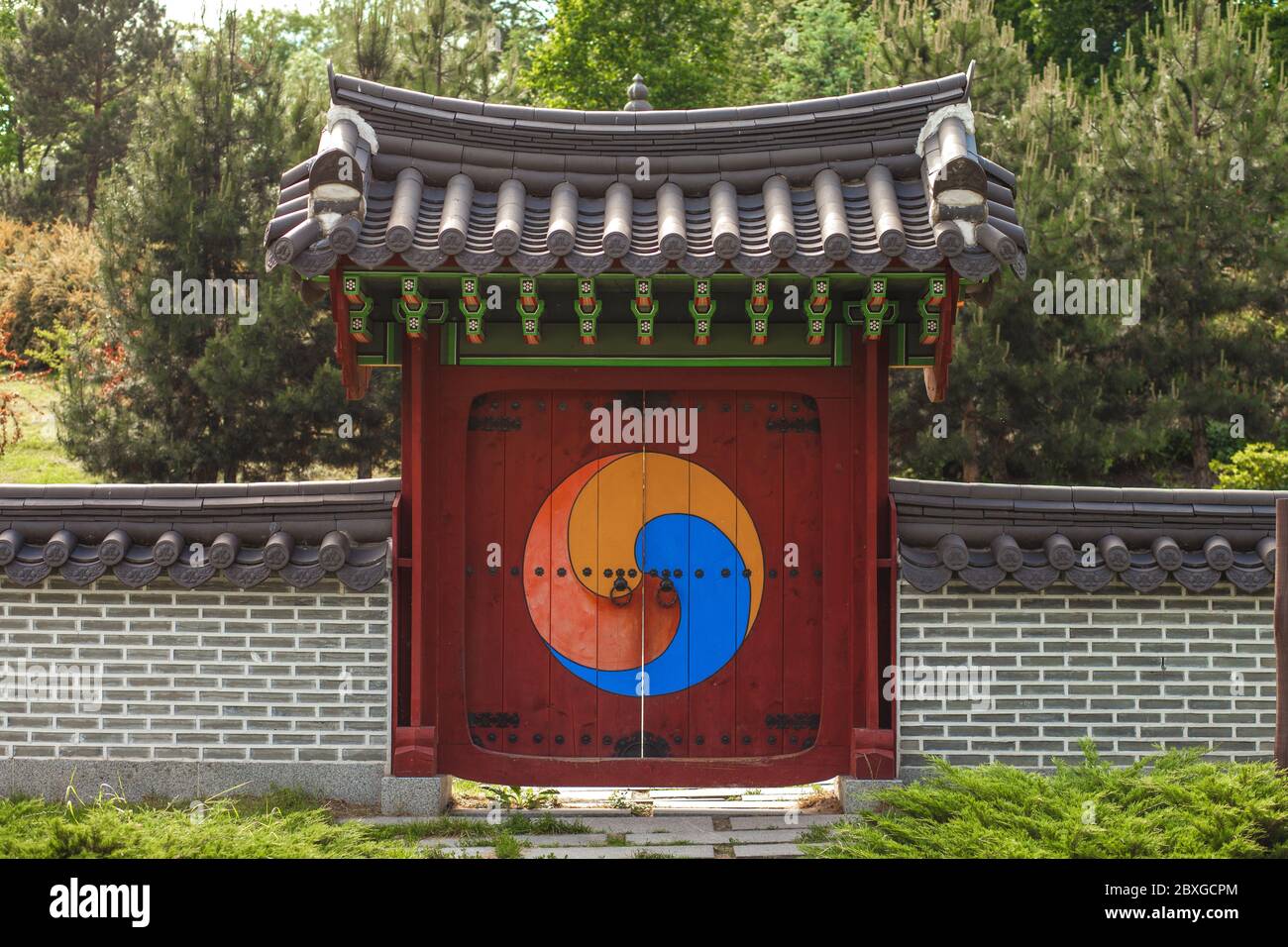 Bella porta di legno coreana in una giornata estiva limpida. Foto di alta qualità Foto Stock