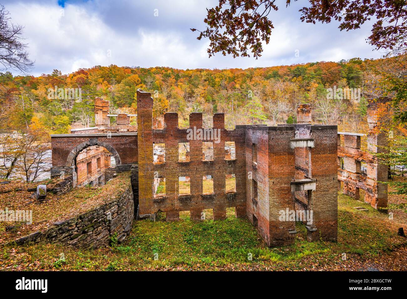 Sweetwater Creek state Park e rovine di un mulino nella contea di Douglas, fuori Atlanta, Georgia, USA. Foto Stock
