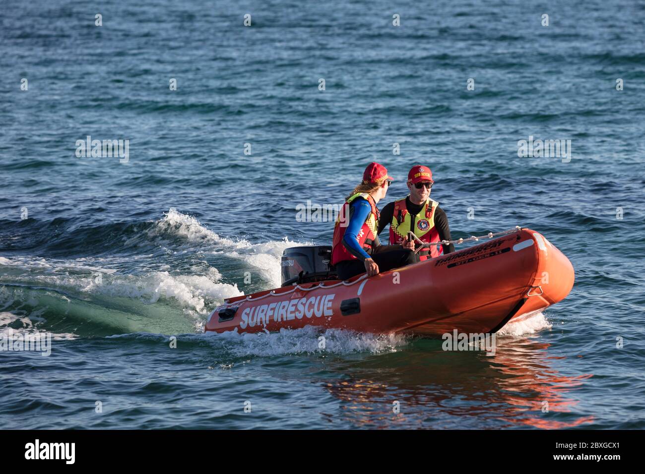 Busselton Australia Occidentale 9 Novembre 2019 : Busselton Surf Lifesaving club barca di salvataggio e equipaggio su un esercizio di allenamento Foto Stock