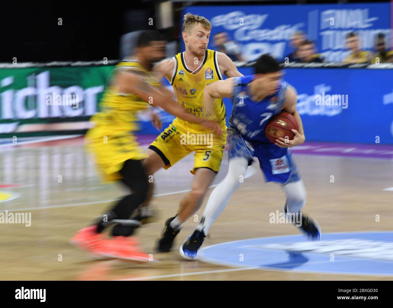 Monaco, Germania. 07 giugno 2020. Pallacanestro: Torneo finale di Bundesliga, Fraport Frankfurt - Alba Berlin, turno preliminare, Gruppo B, 1° incontro all'Audi Dome. Bruno Vrcic (r) di Frapport Skyliner in azione con Niels Giffey (M) di Alba Berlin. Credit: Andreas Gebert/Reuters-Pool/dpa/Alamy Live News Foto Stock