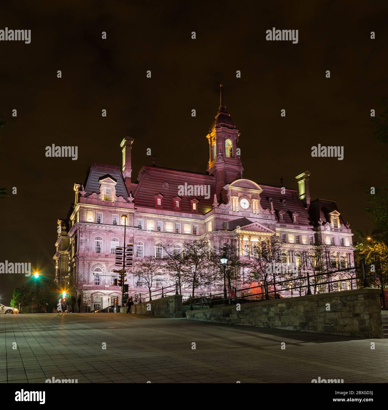 MONTREAL, CANADA - 17 MAGGIO 2015: Vista del Municipio di Montreal (Hôtel de Ville de Montréal) di notte. Si può vedere la gente. Foto Stock