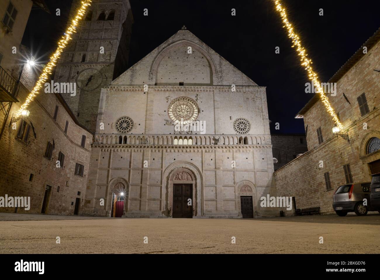 La Cattedrale di San Rufino di Assisi di notte, Assisi, Italia Foto Stock