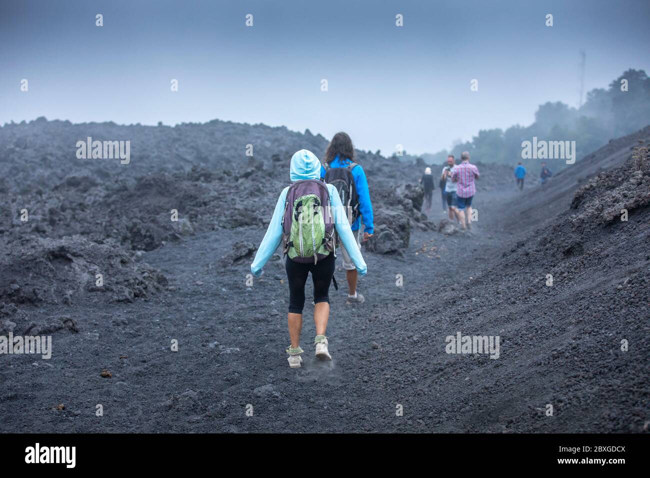 Guatemala, Guatemala, 4 marzo 2020: Persone che camminano al vulcano Pacaya, ammirando il paesaggio vulcanico Foto Stock