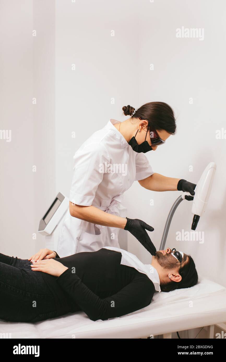 Donna che ha un trattamento di bellezza di buccia di carbonio Foto Stock