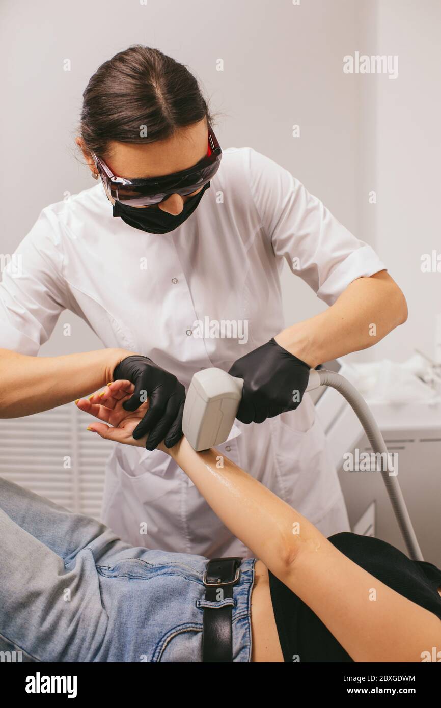 Donna che ha un trattamento di rimozione dei capelli laser in un salone di bellezza Foto Stock