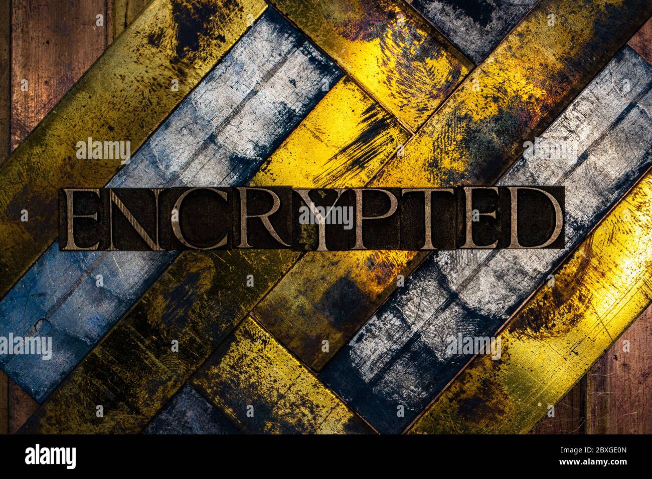 Foto di autentiche lettere di typeset che formano testo criptato su sfondo oro e rame testurizzato d'argento vintage Foto Stock