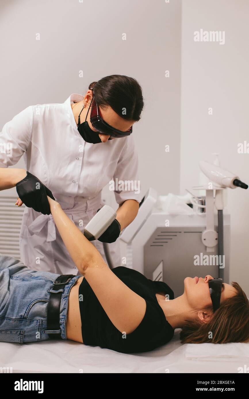 Donna che ha un trattamento di rimozione dei capelli laser in un salone di bellezza Foto Stock