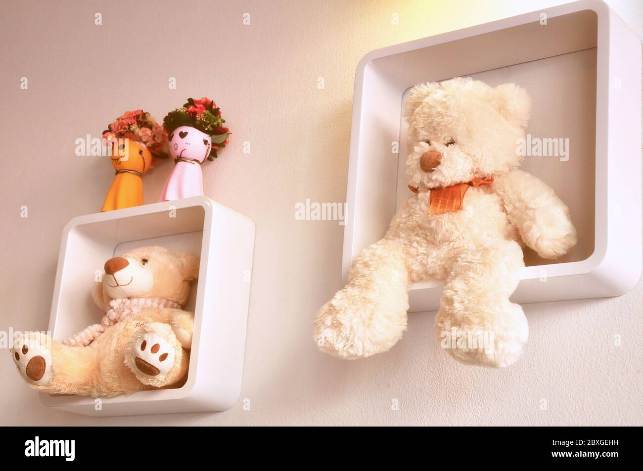 Orsacchiotto sugli scaffali del soggiorno Foto Stock