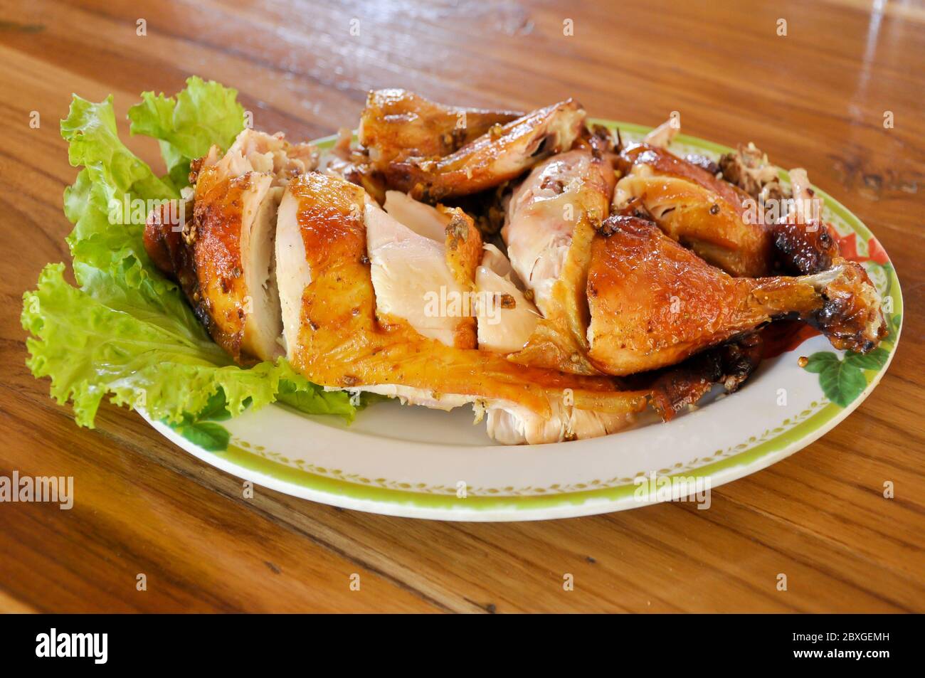 La griglia di pollo con pepe nero è un popolare cibo tailandese da mangiare con insalata di papaya. Foto Stock