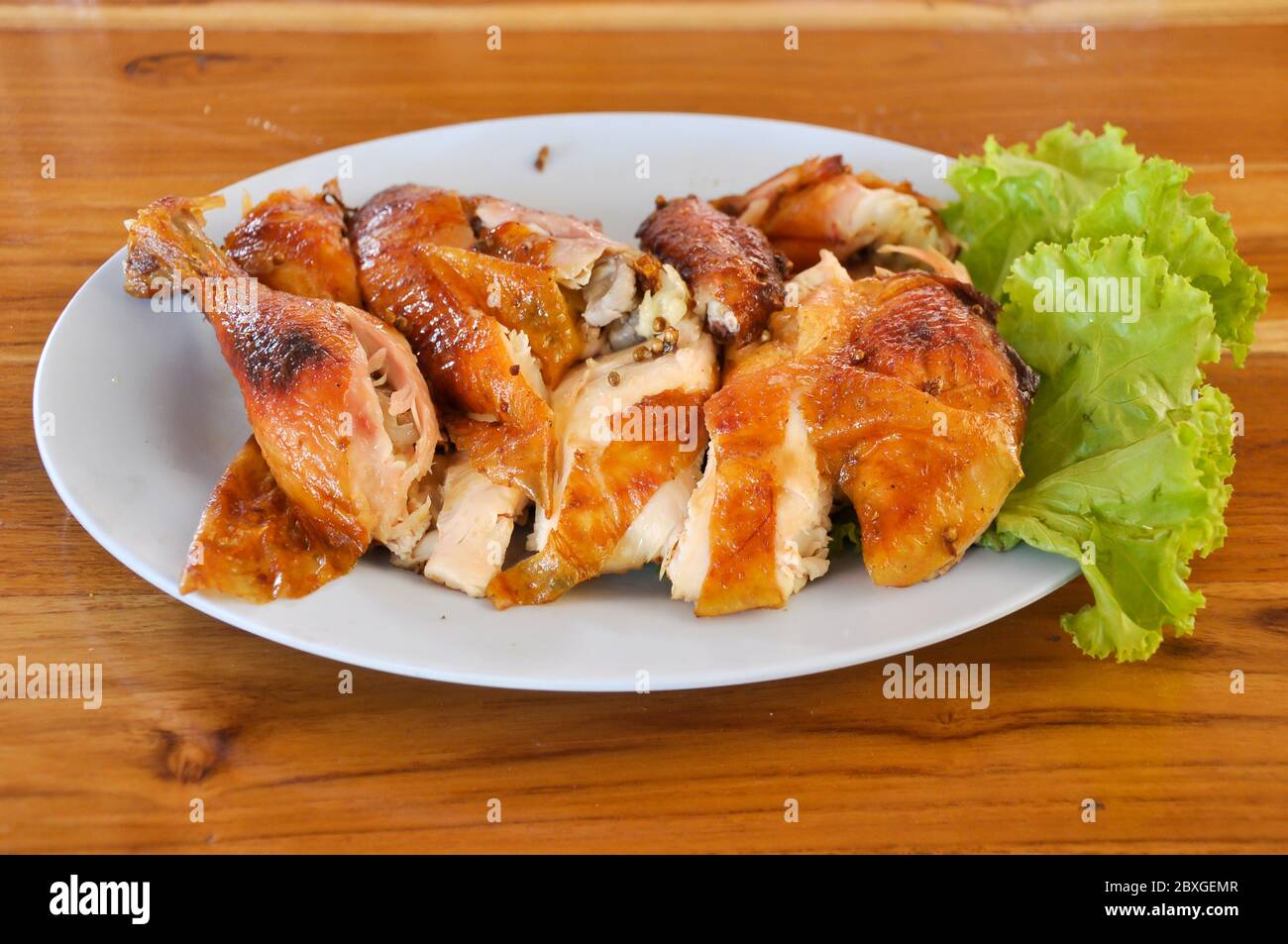 La griglia di pollo con pepe nero è un popolare cibo tailandese da mangiare con insalata di papaya. Foto Stock