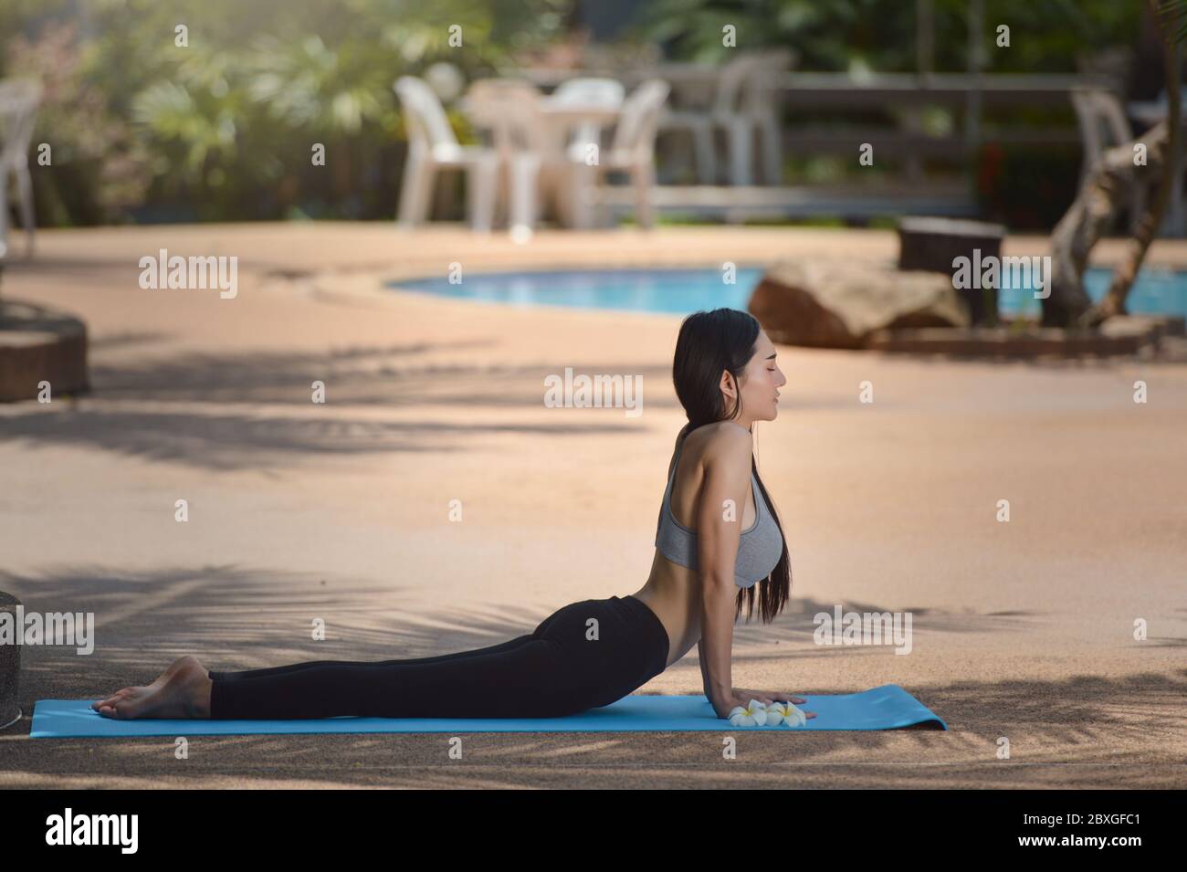 Bella donna che fa yoga all'aperto, Thailandia Foto Stock