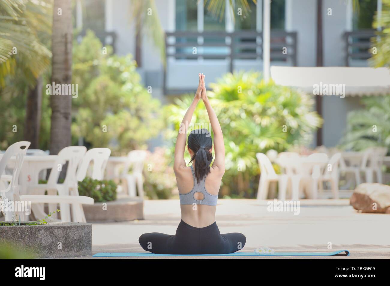 Bella donna che fa yoga all'aperto, Thailandia Foto Stock