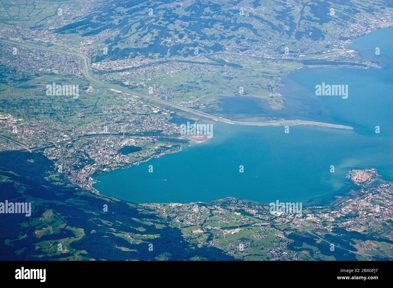 Vista dall'alto dell'angolo sud-orientale del lago di Costanza, al confine tra Germania e Austria. Lindau Bodensee è sulla destra. Al Foto Stock
