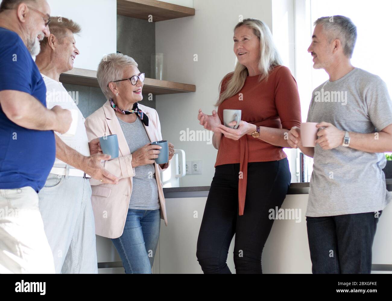 la famiglia amichevole comunica in cucina. Foto Stock