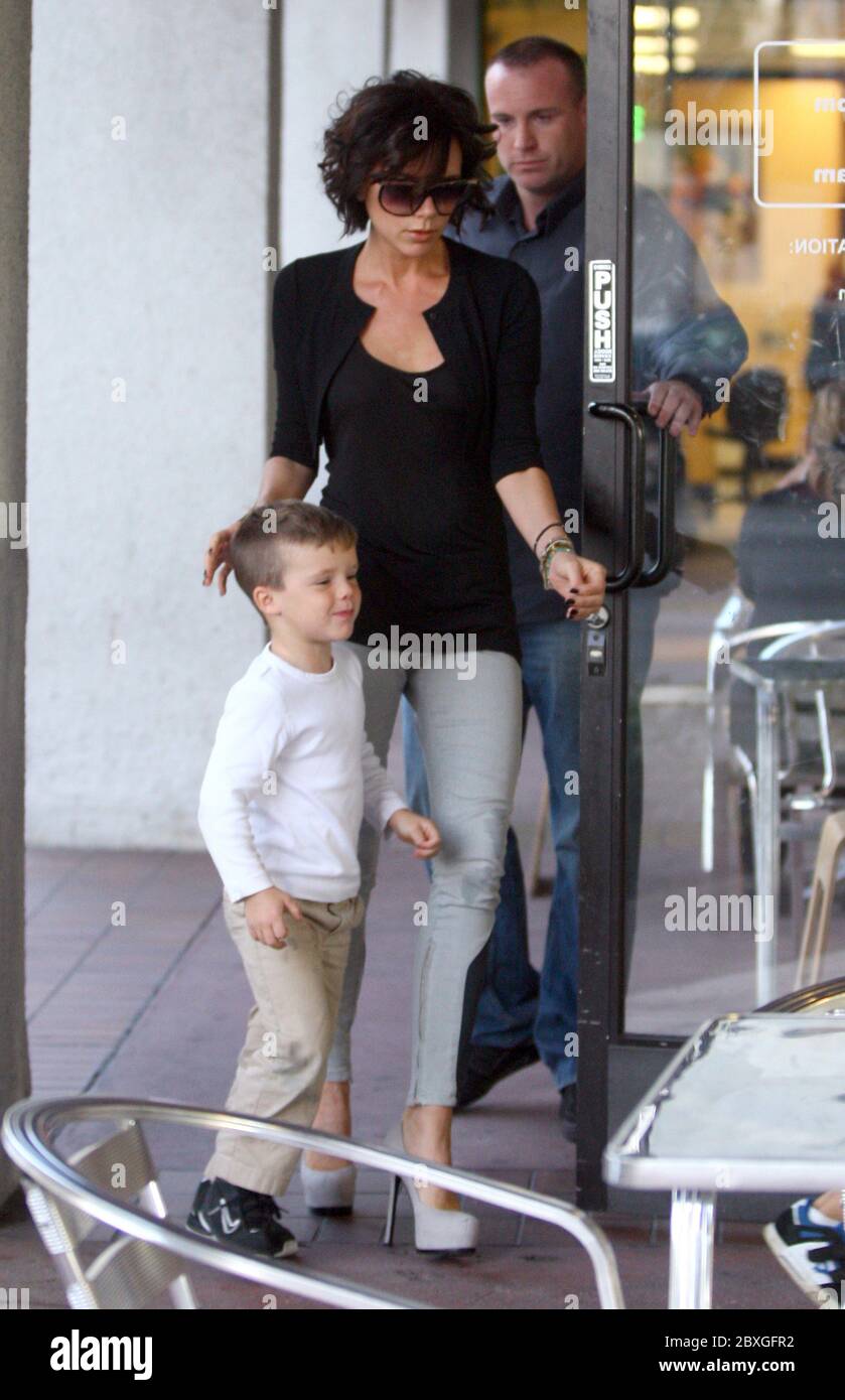 Victoria Beckham porta i suoi bambini a prendere il gelato a Sherman Oaks, CA novembre 2011 Foto Stock