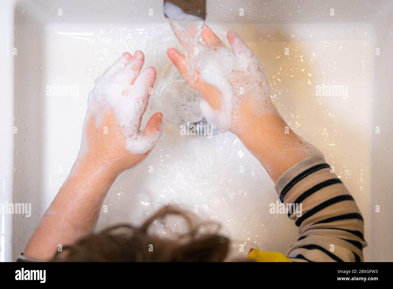 Vista aerea di una ragazza che le lava le mani Foto Stock