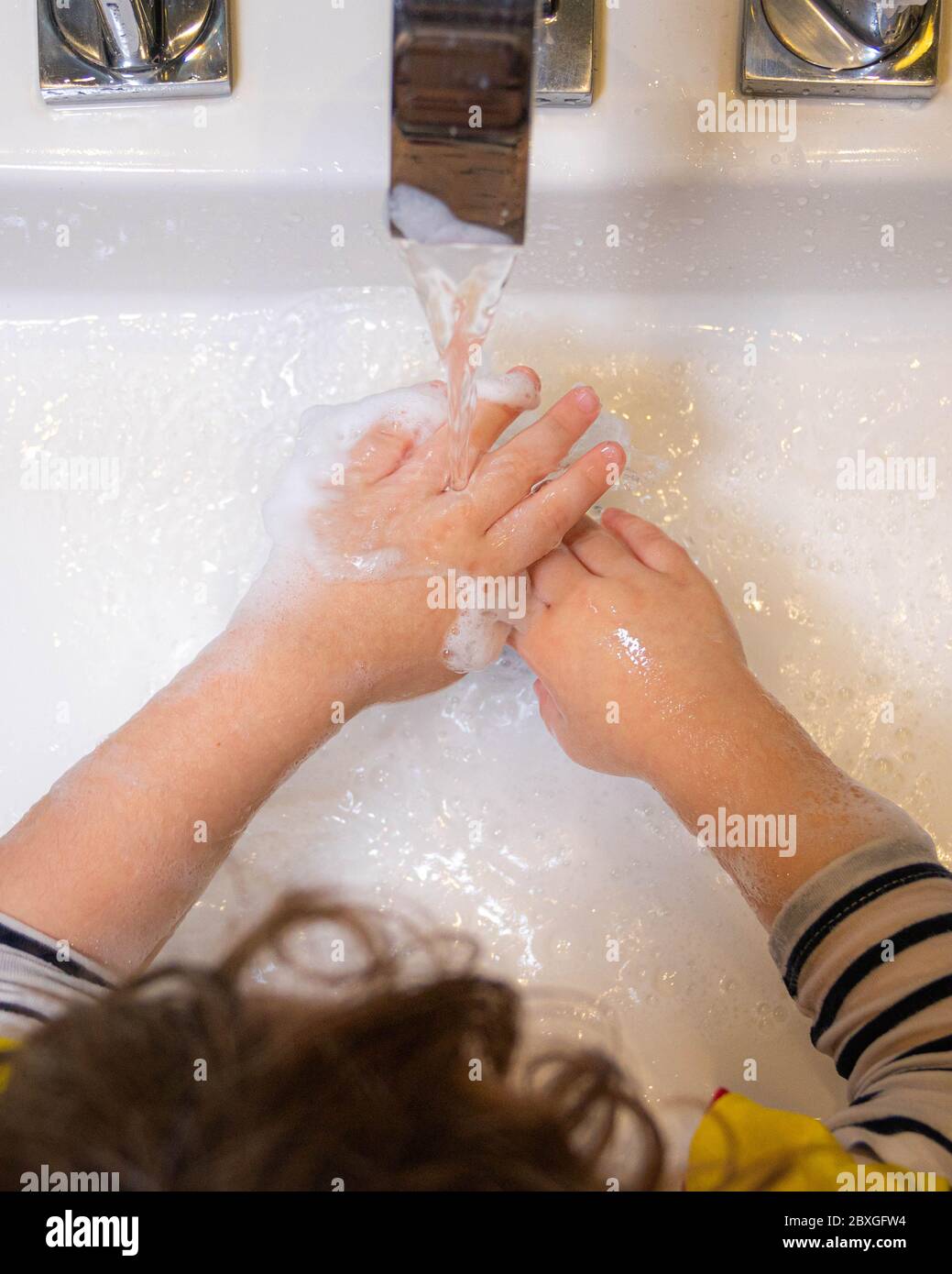 Vista aerea di una ragazza che le lava le mani Foto Stock