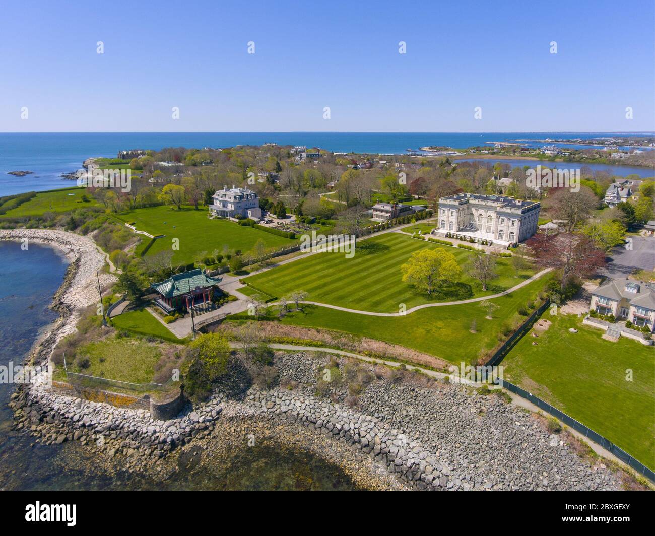 Marble House e Cliff Walk vista aerea a Newport, Rhode Island RI, Stati Uniti. Questa casa è un palazzo d'epoca dorata con stile Beaux Arts costruito nel 1888 in BE Foto Stock