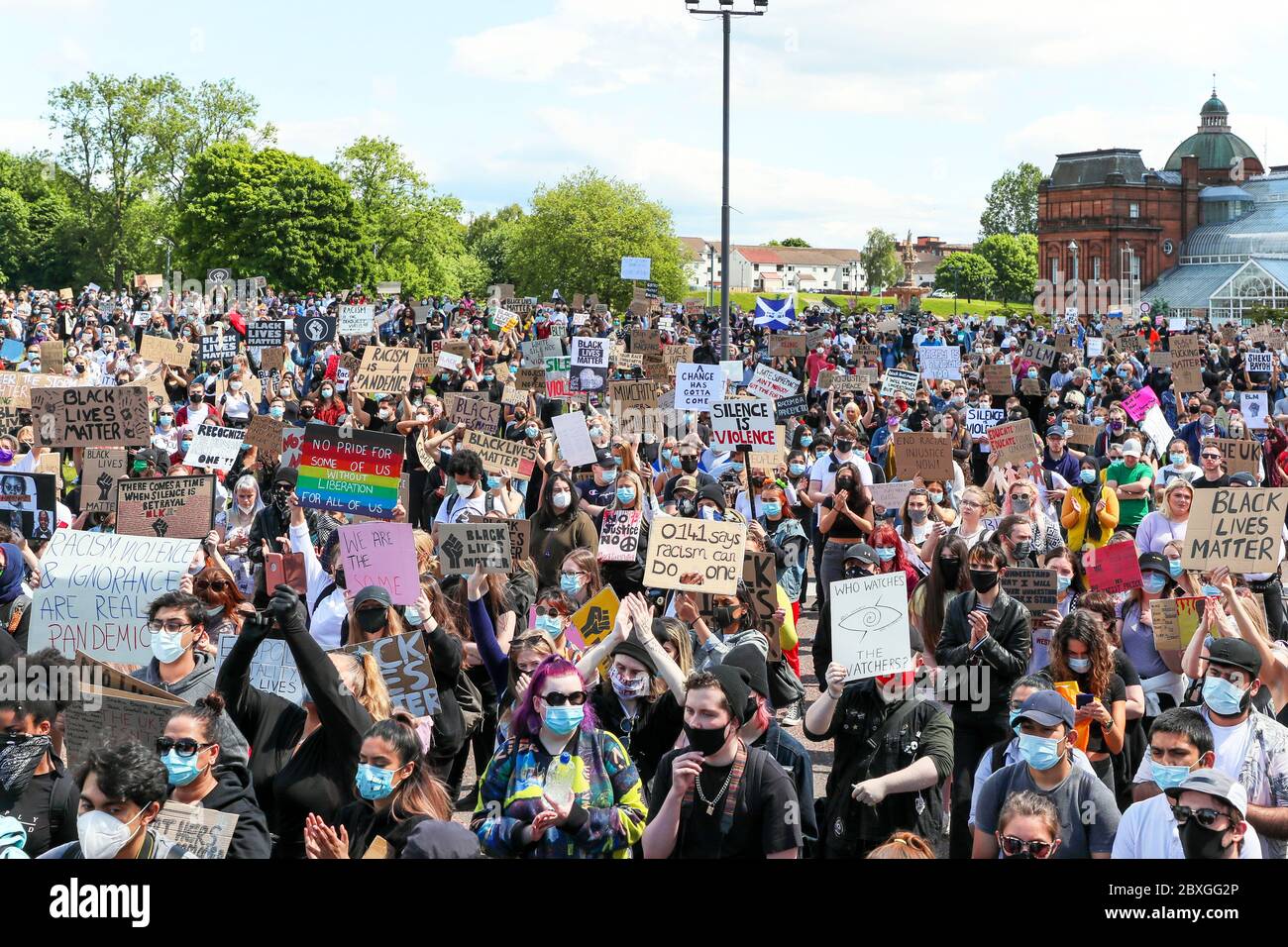 Glasgow, Regno Unito. 07 giugno 2020. Migliaia di persone si sono manifestate a Glasgow Green, Glasgow, Regno Unito, per dimostrare solidarietà con coloro che si trovano in altri paesi contro la descrizione con la frase 'Black Lives Matter', un movimento politico che ha avuto inizio in America con la morte di George Floyd. Il rally è stato organizzato da BARRINGTON REEVES e c'è stato l'oratore ospite CELESTE MORNINGSIDE, da Fort Lauderdale, USA, un'importante attivista per l'uguaglianza. Credit: Findlay/Alamy Live News Foto Stock