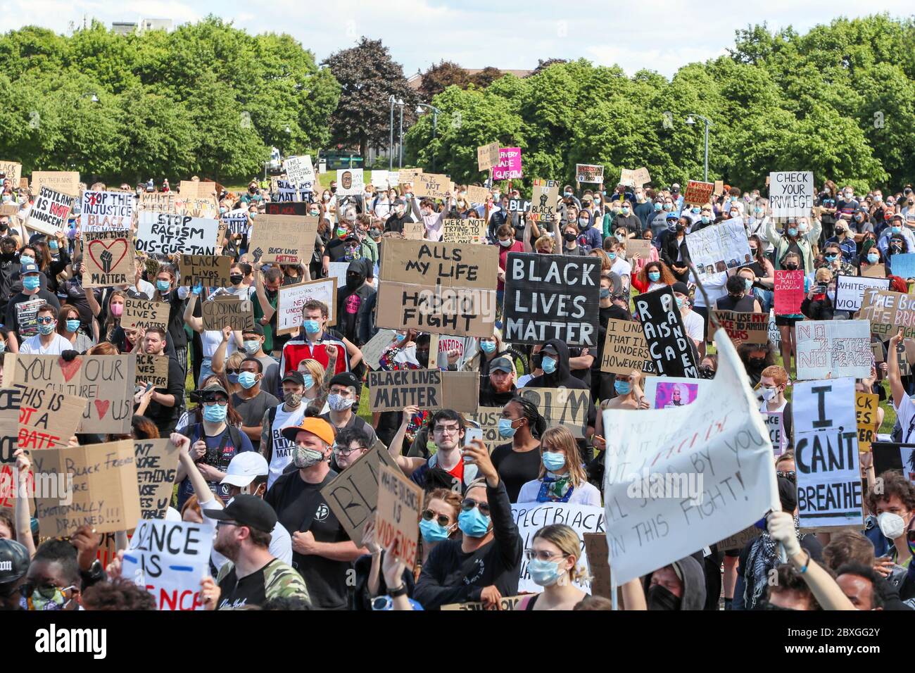 Glasgow, Regno Unito. 07 giugno 2020. Migliaia di persone si sono manifestate a Glasgow Green, Glasgow, Regno Unito, per dimostrare solidarietà con coloro che si trovano in altri paesi contro la descrizione con la frase 'Black Lives Matter', un movimento politico che ha avuto inizio in America con la morte di George Floyd. Il rally è stato organizzato da BARRINGTON REEVES e c'è stato l'oratore ospite CELESTE MORNINGSIDE, da Fort Lauderdale, USA, un'importante attivista per l'uguaglianza. Credit: Findlay/Alamy Live News Foto Stock