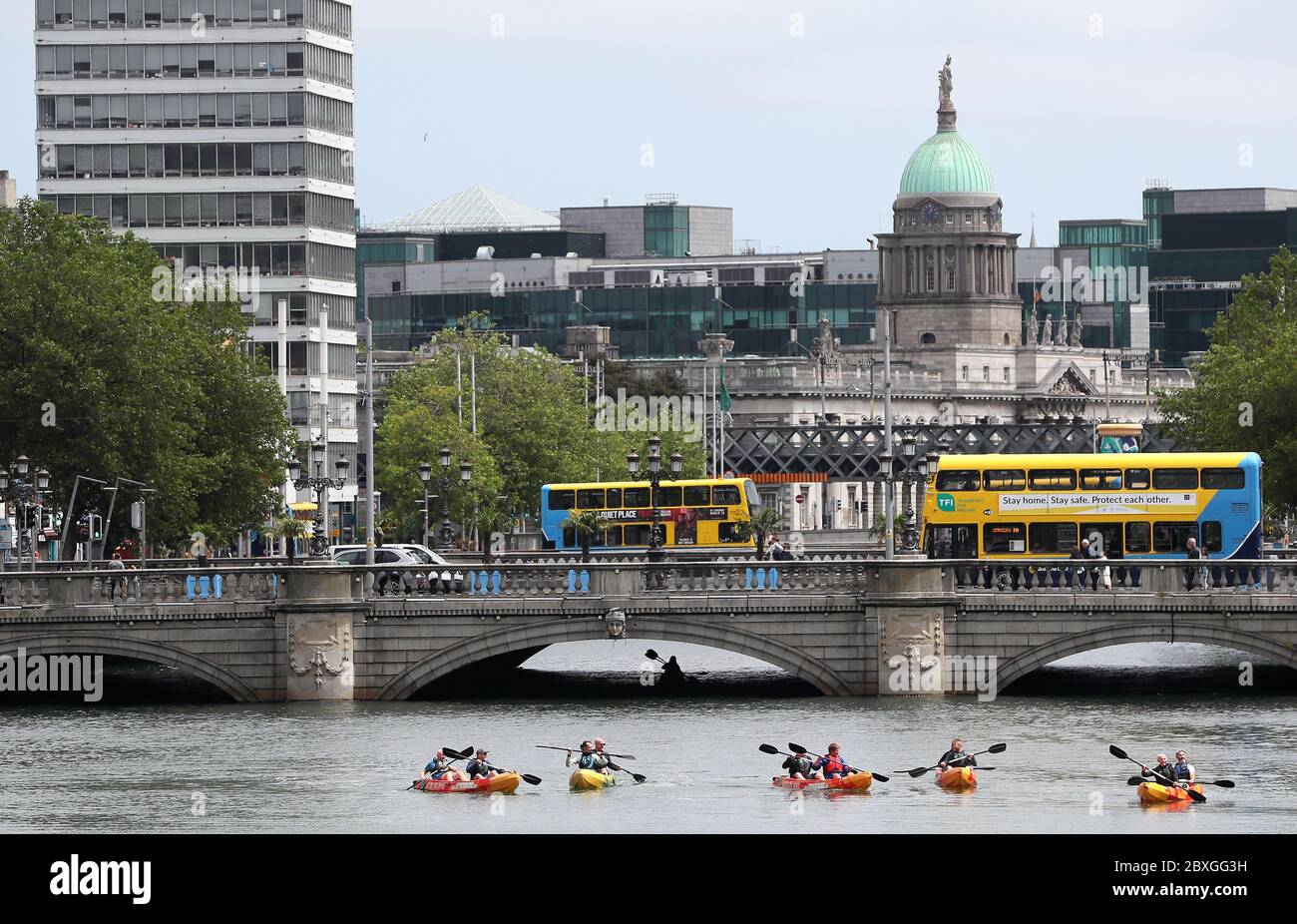 Persone kayak sul fiume Liffey nel centro di Dublino. L'esercizio all'aperto organizzato, le attività sportive, culturali o sociali di un massimo di 15 persone possono aver luogo quando la seconda fase della Road map irlandese per il recupero del coronavirus entra in vigore lunedì 8 giugno, insieme ad altre misure originariamente previste per le fasi successive. Foto Stock