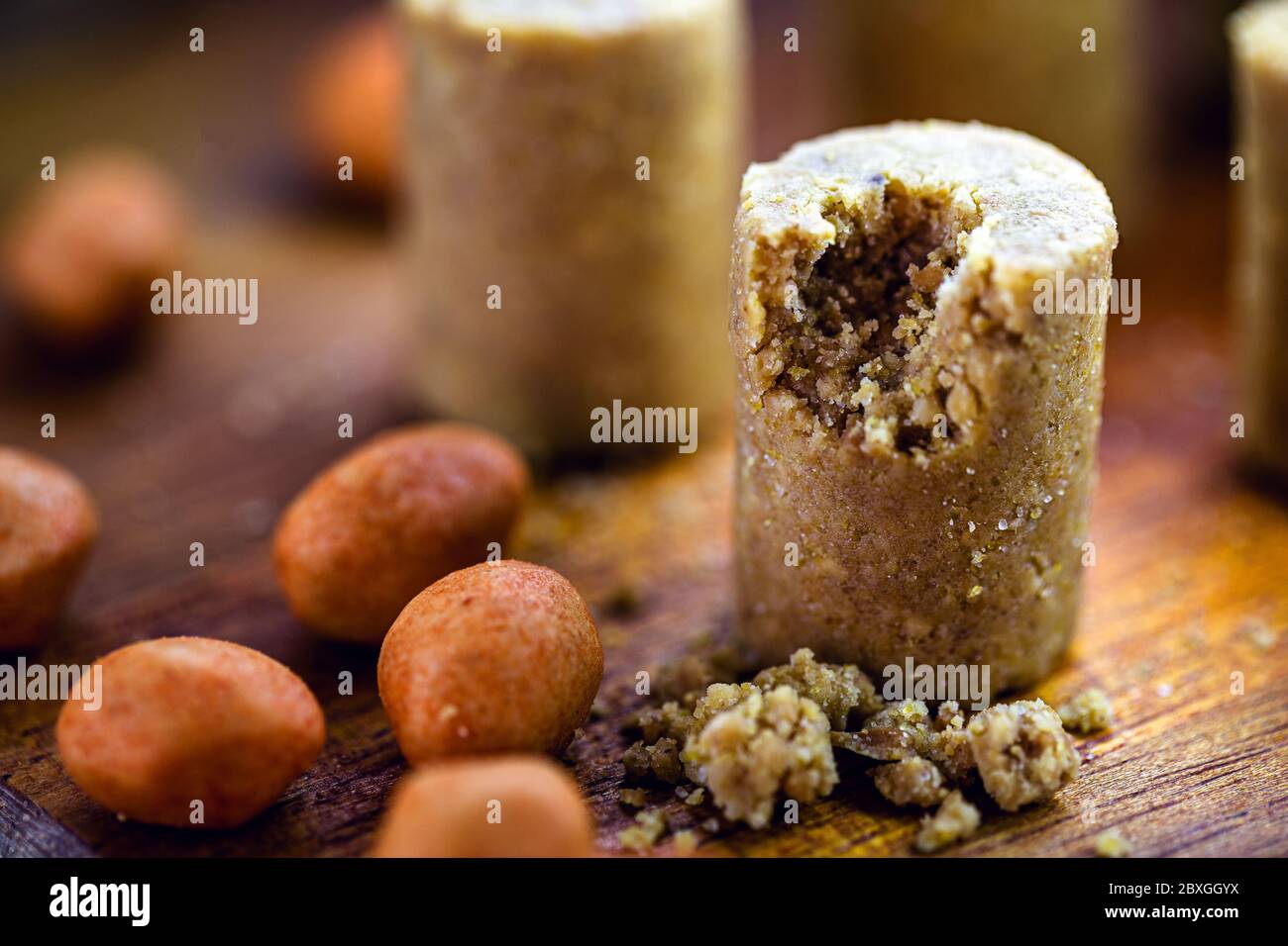 Dolce tipico brasiliano, chiamato 'paçoquinha' o pacoca. Tradizionale marmellata di arachidi brasiliana macinata per le feste di giugno e luglio. Foto Stock