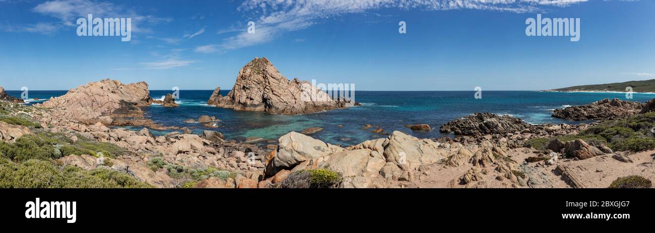 Vista panoramica di Sugarloaf Rock, che è una grande isola di granito naturale nell'Oceano Indiano appena al largo della costa a circa 2 chilometri a sud di Foto Stock