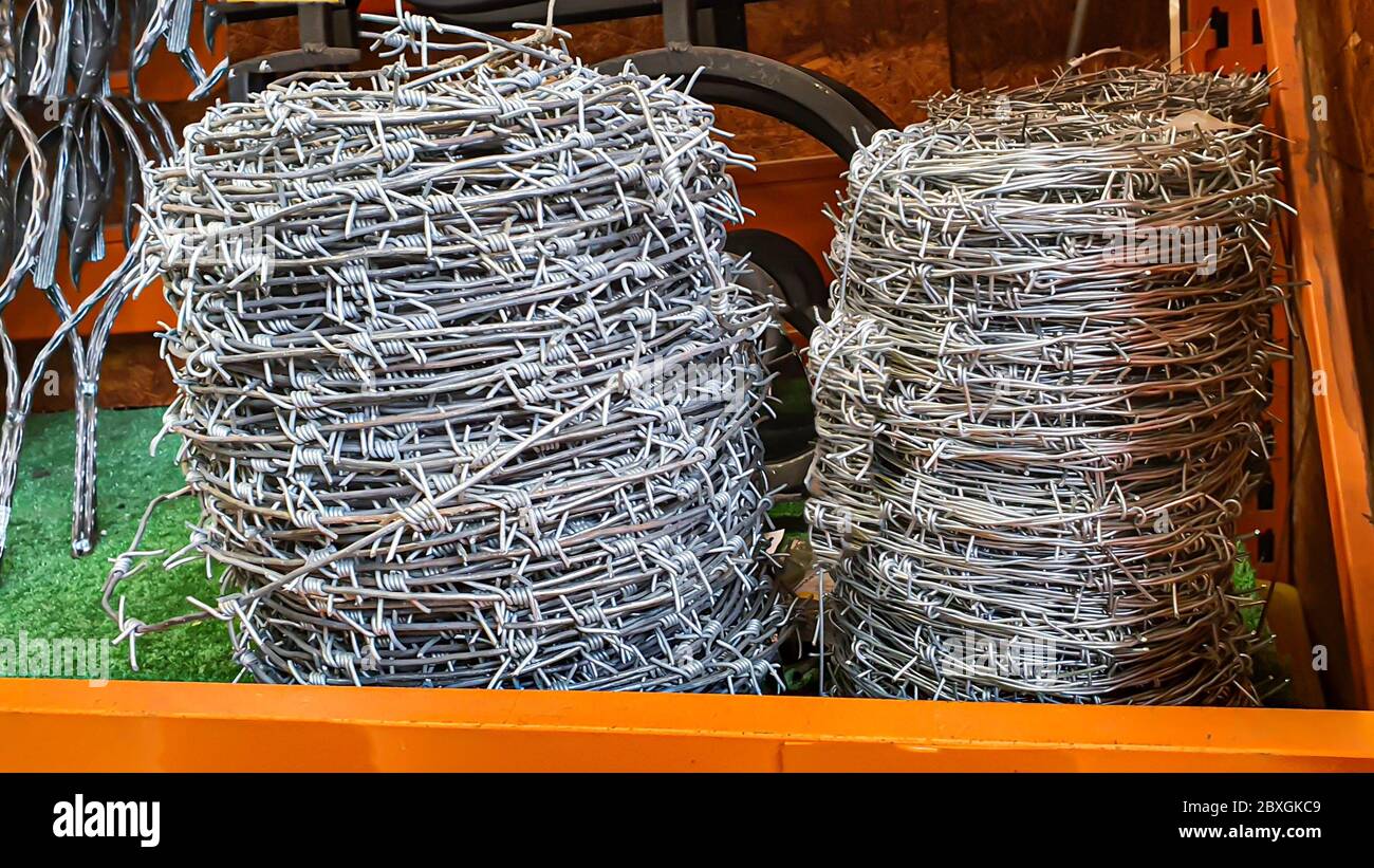 Il filo spinato è venduto in un negozio. Adatto per aree di recinzione, per recinzioni. Vista frontale. Foto Stock