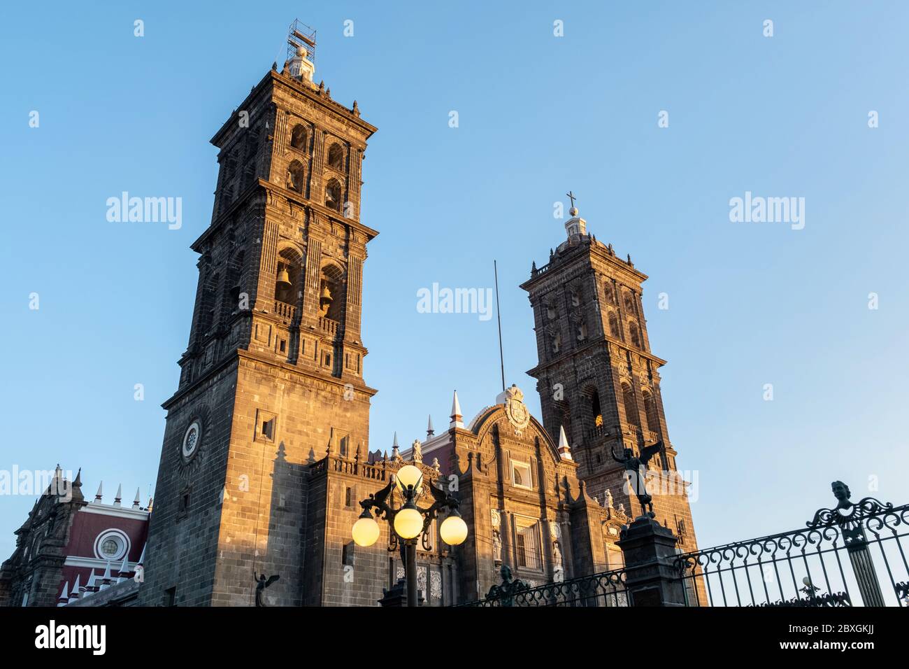 La Cattedrale cattolica romana di Puebla nel centro della città Plaza chiamato Zocalo de Puebla a Puebla, Messico. Foto Stock