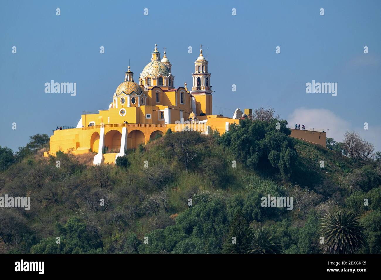 Facciata esterna della chiesa Virgen de Los Remedios, a San Pedro Cholula fuori Puebla, Messico. La chiesa fu costruita sulla cima di una piramide che risale la conquista spagnola del Messico. Foto Stock