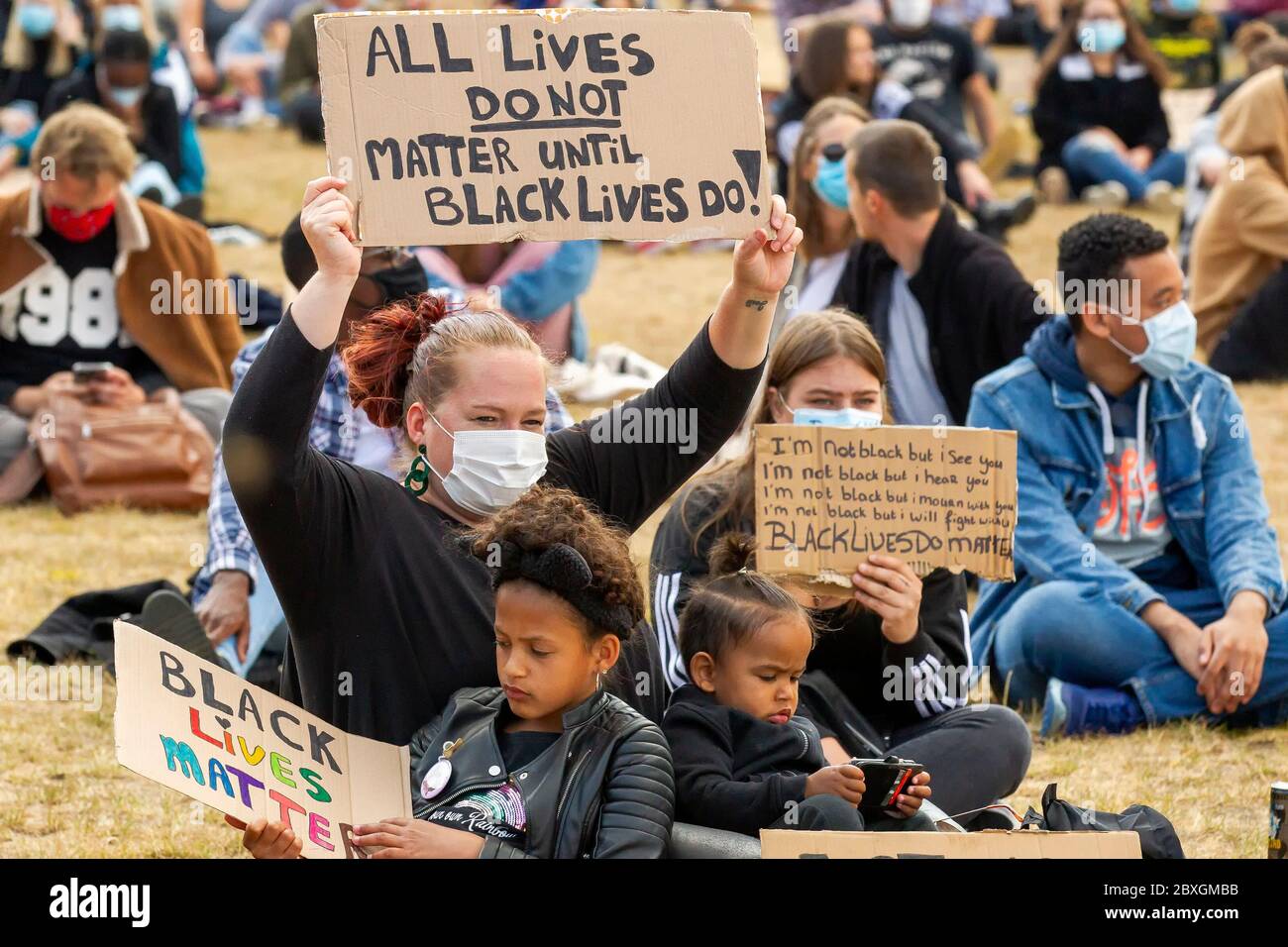 13 agosto 2019 persone si riuniscono per una protesta contro il razzismo il 7 giugno 2020 a Maastricht, Paesi Bassi 07-06-2020: Nieuws: Anti Discriminatie Demonstratie: Maastricht Maastricht, De Griend, Black Lifes Matter Demonstratie Foto Stock