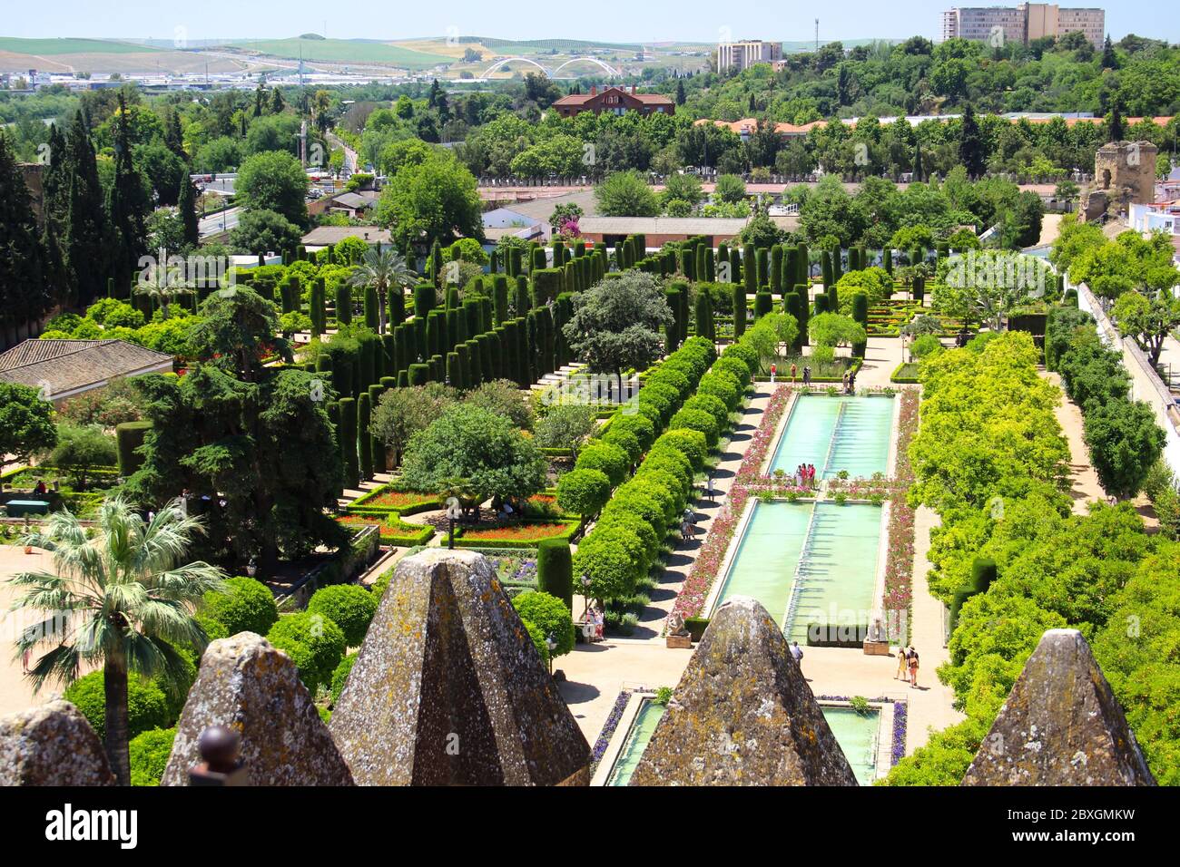L'Alcazar de los Reyes Cristianos (Il luogo reale dei Re Cristiani) vista dei giardini e delle piscine da una delle Torri a corona Cordoba Foto Stock