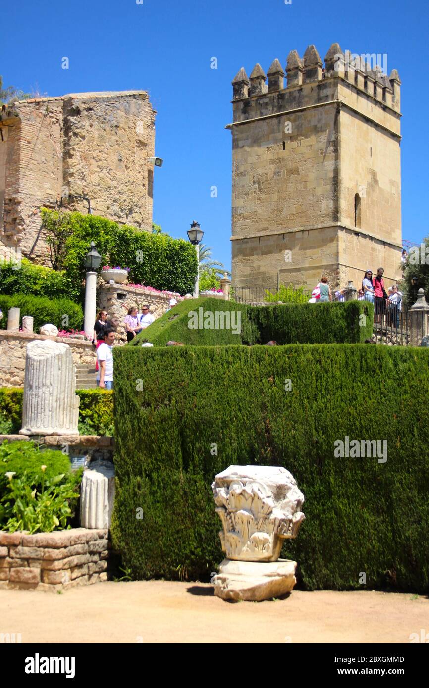 L'Alcazar de los Reyes Cristianos (Il luogo reale dei Re Cristiani) vista di una delle torri castellate in e frammenti Di pilastri Spagna Foto Stock