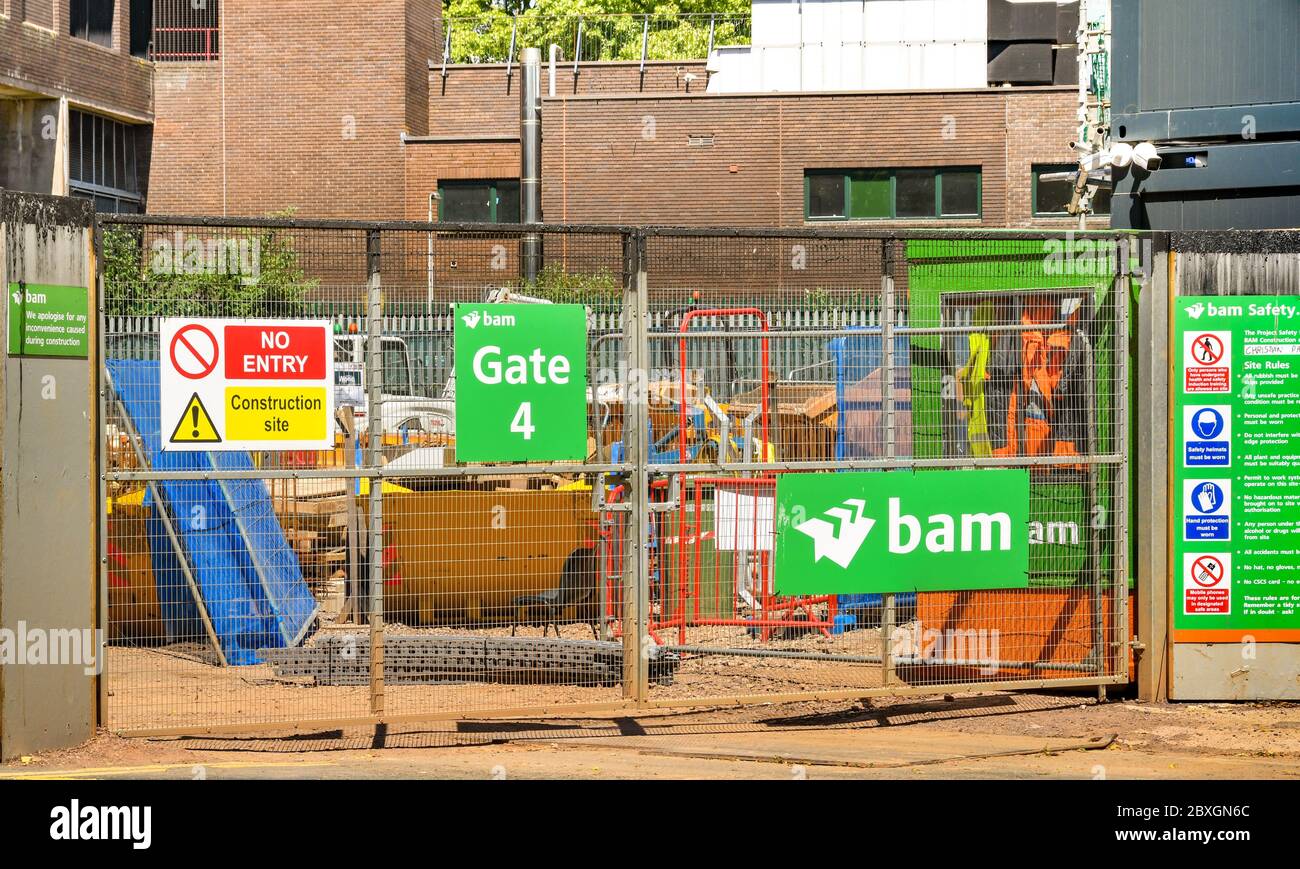 CARDIFF, GALLES - LUGLIO 2019: Porte chiuse all'ingresso del sito di un nuovo edificio per l'Università di Cardiff. Foto Stock