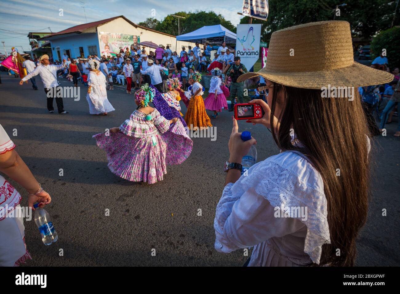 L'evento annuale 'El desfile de las mil polleras' (migliaia di polline) a Las Tablas, provincia di Los Santos, Repubblica di Panama. Foto Stock