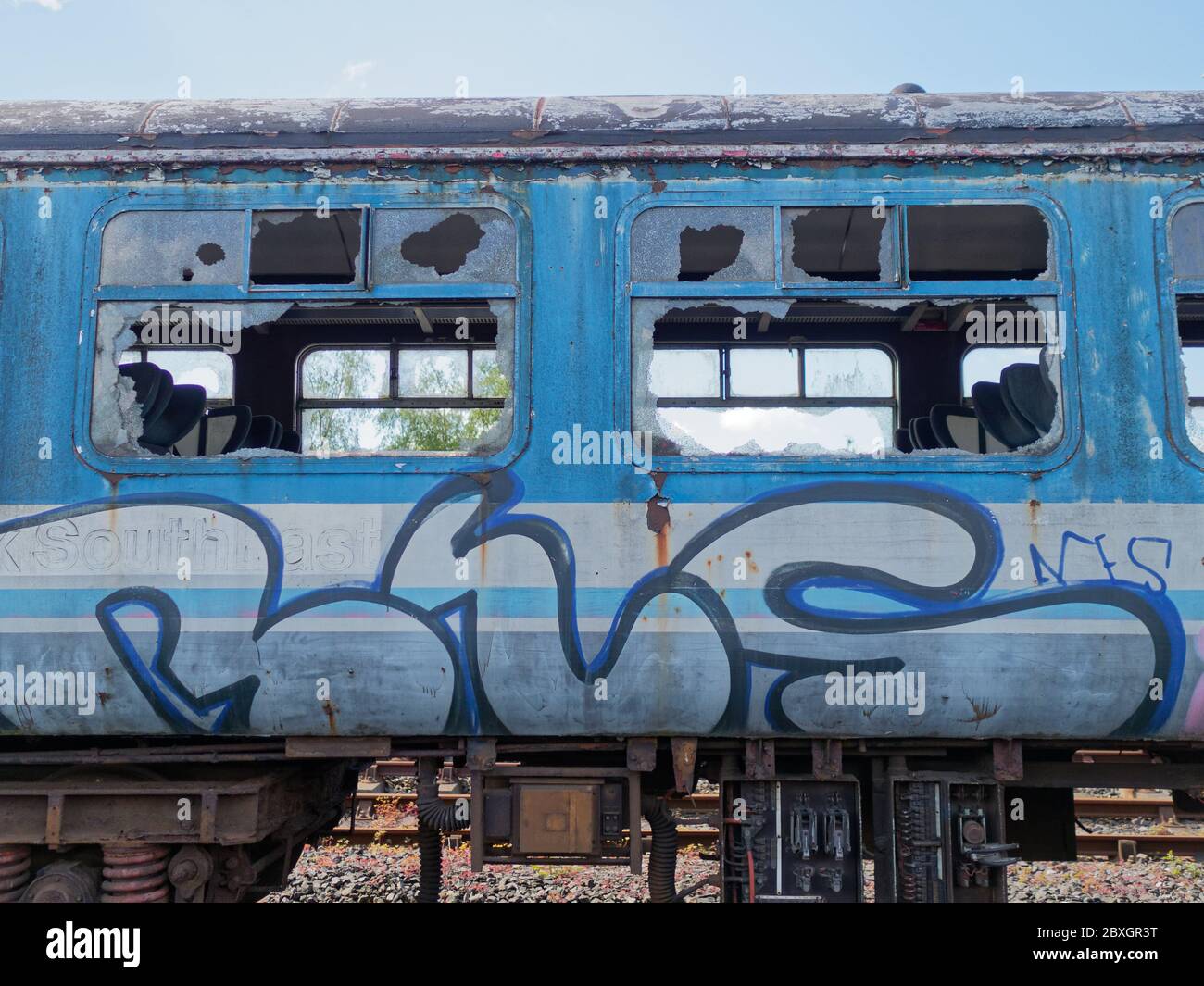 Graffiti e vandalismo su vecchie carrozze abbandonate, sulla Ferrovia del Lancashire Orientale. Foto Stock