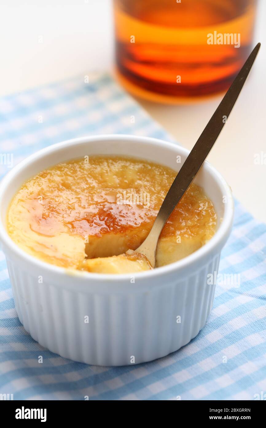 Mangiato creme brulee in un ramekin closeup Foto Stock