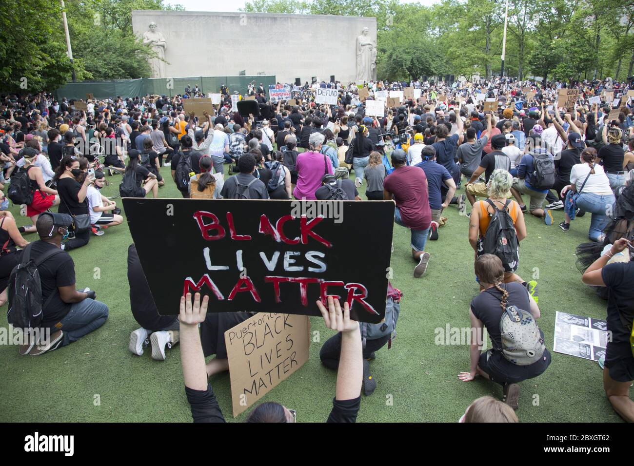 Incontro e dimostrazione commemorativa in onore di George Floyd al Cadman Plaza di Brooklyn, assassinato dalla polizia di Minneapolis. Foto Stock