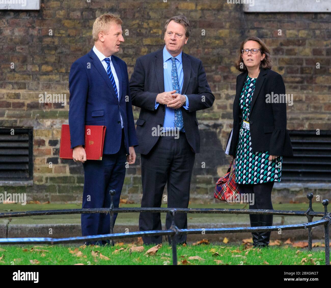 Oliver Downden, sec of state, Alister Jack, Scottish sec, Baroness Evans of Bowes Park, leader della House of Lords si trovano in Downing Street Foto Stock