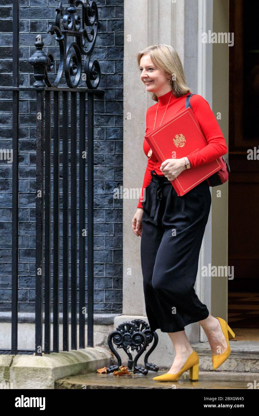 Liz Truss, deputato politico del Partito conservatore britannico, Segretario di Stato per il Commercio Internazionale, membro del Parlamento, lascia 10 Downing Street, Lond Foto Stock