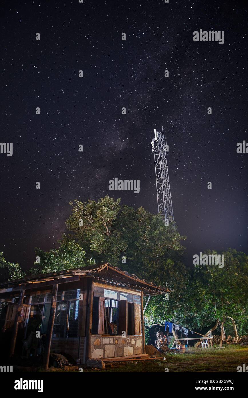 Bella modo lattiginoso in notte scura, esposizione lunga paesaggio notturno con Milky Way Galaxy Foto Stock