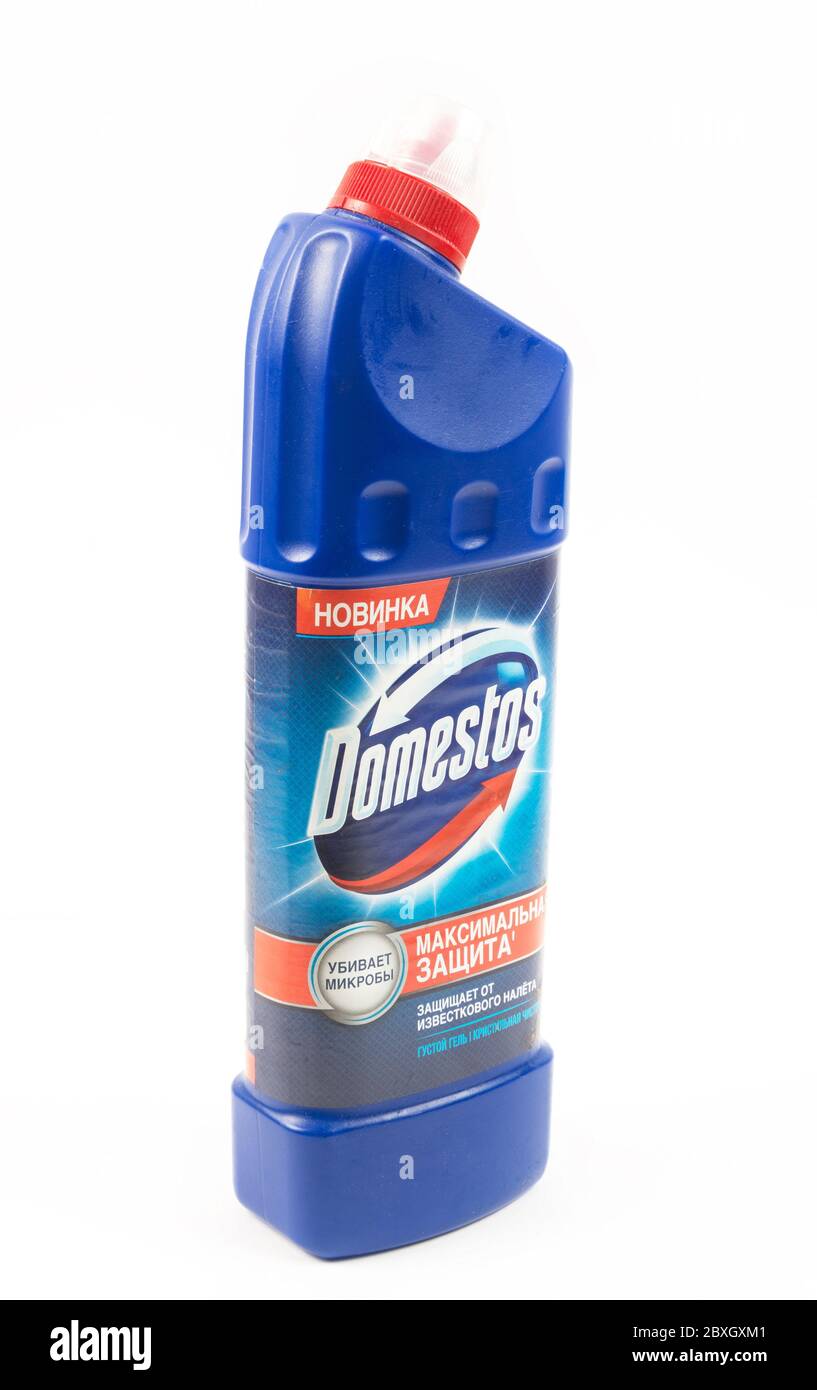 TBILISI, GEORGIA - 18 aprile 2020: Bottiglia di detergente per toilette Domestos su bianco Foto Stock