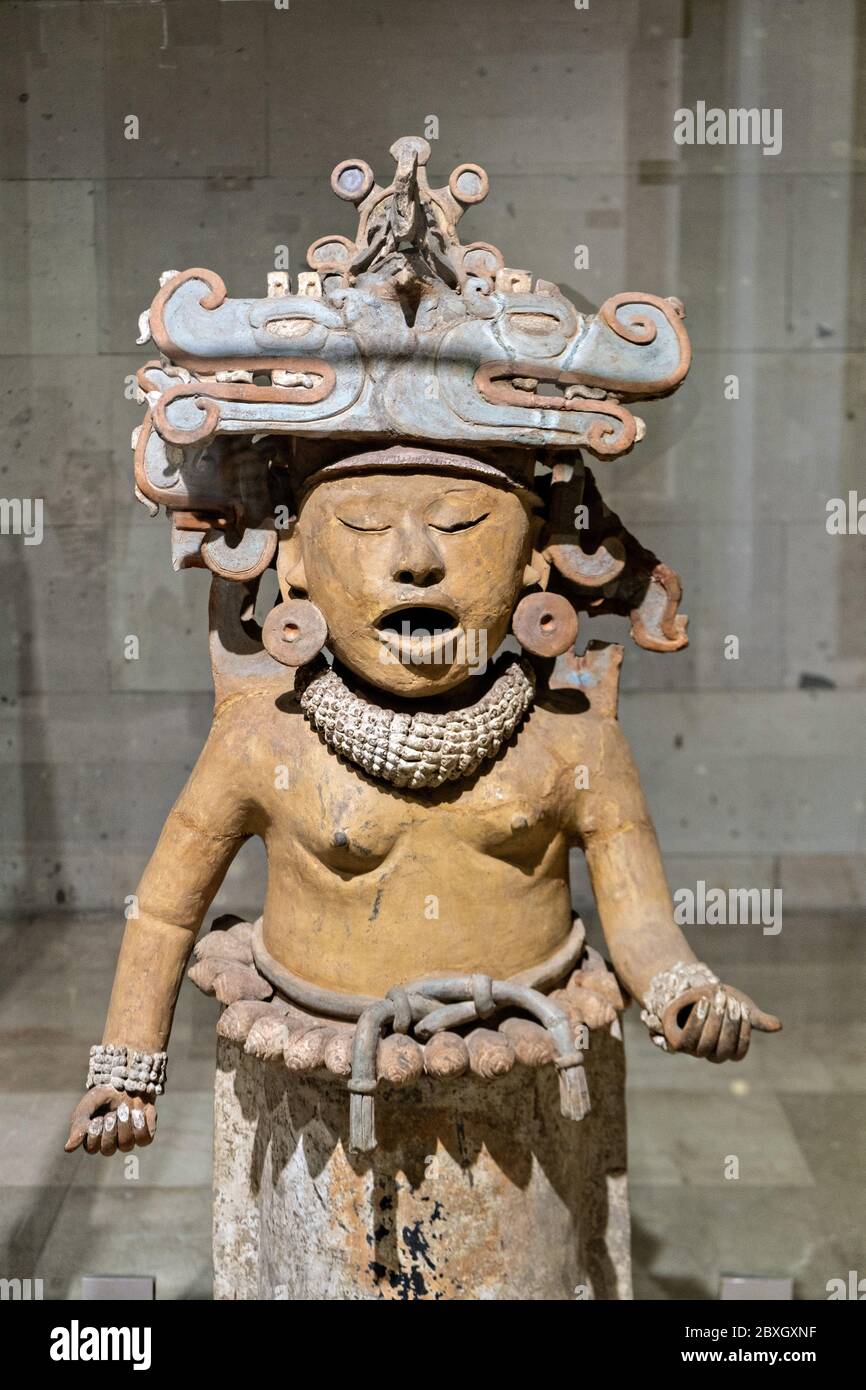 Sculture di Remojadas esposte al Museo di Antropologia nel centro storico di Xalapa, Veracruz, Messico. La civiltà delle Remojadas era una civiltà indigena mesoamericana che risale approssimativamente dal 100 a.C. al 800 d.C. Foto Stock