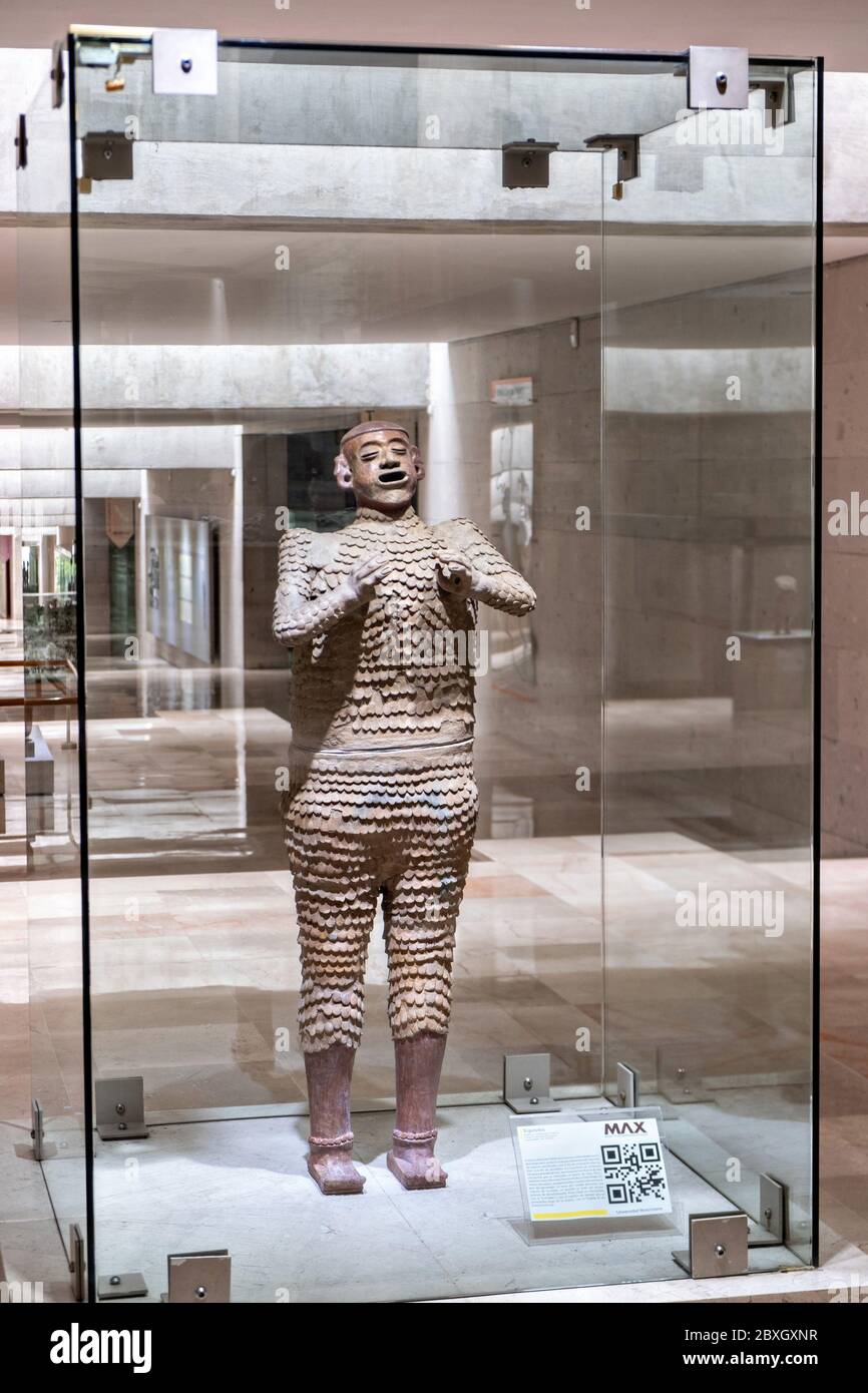 Sculture di Remojadas esposte al Museo di Antropologia nel centro storico di Xalapa, Veracruz, Messico. La civiltà delle Remojadas era una civiltà indigena mesoamericana che risale approssimativamente dal 100 a.C. al 800 d.C. Foto Stock