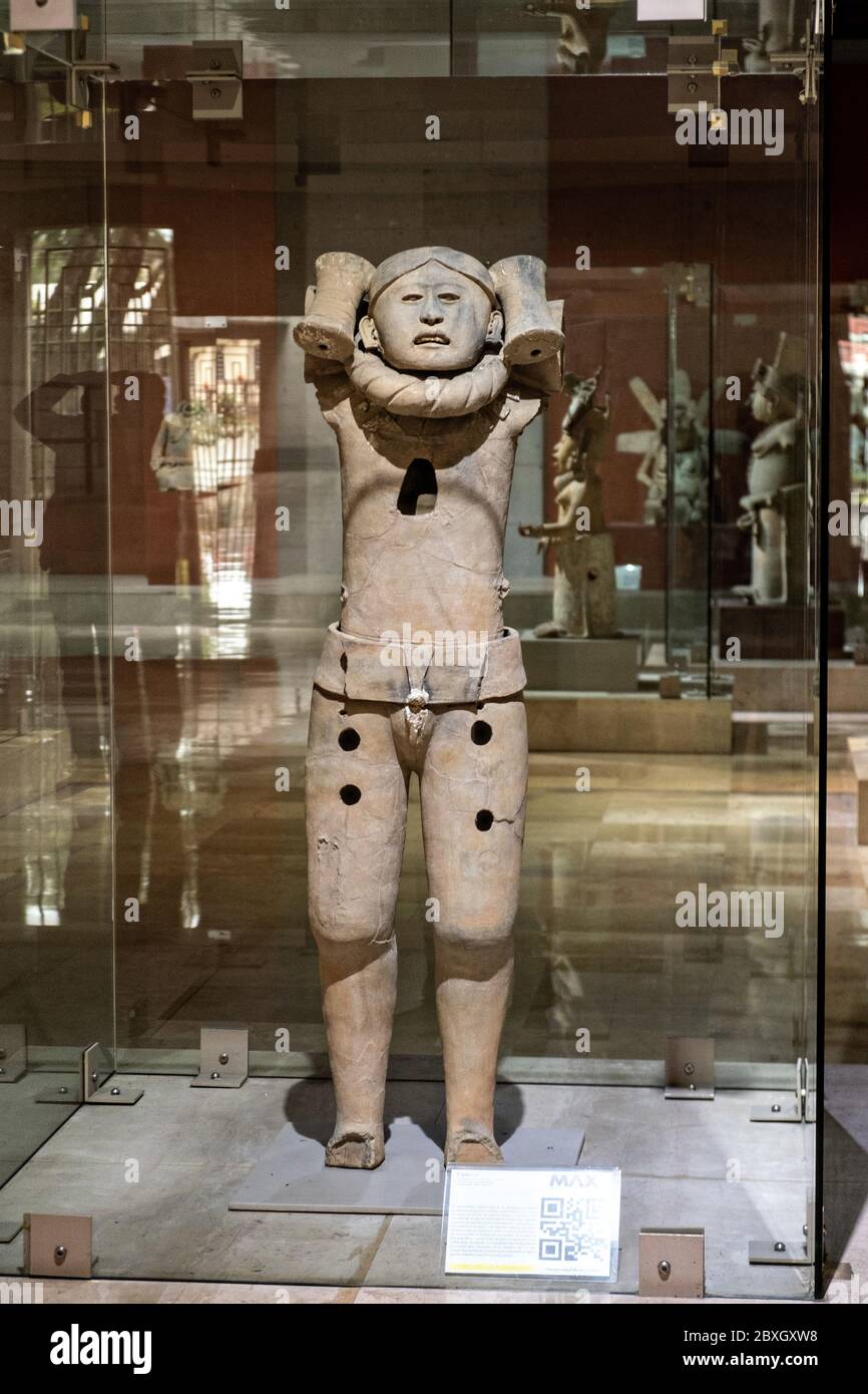 Sculture di Remojadas esposte al Museo di Antropologia nel centro storico di Xalapa, Veracruz, Messico. La civiltà delle Remojadas era una civiltà indigena mesoamericana che risale approssimativamente dal 100 a.C. al 800 d.C. Foto Stock